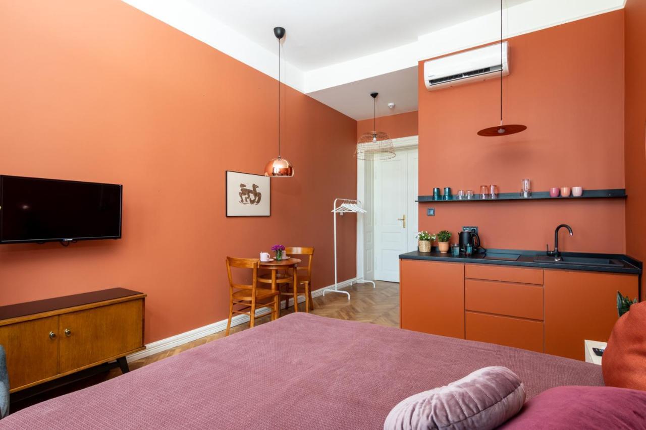 Barbacan Suites - Old Town Apartments - By Upstairs クラクフ エクステリア 写真